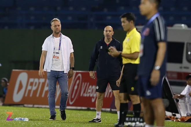 Trợ lý CLB Công an Hà Nội gây sốc với “chiêu” chạy trốn thẻ đỏ