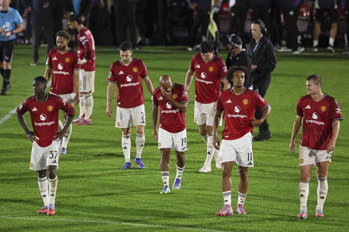 Grimsby tạo địa chấn, quật ngã Man United và tiễn khỏi League Cup