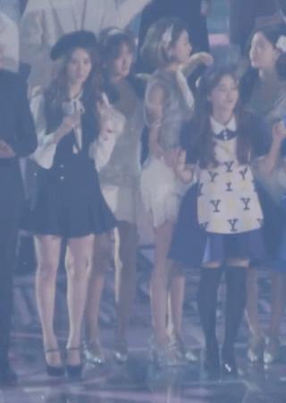 Yuri (SNSD) liên tục chọc ghẹo Yeri (Red Velvet) tại KBS Music Festival