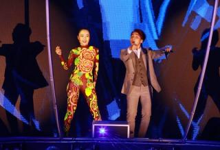 Sơn Tùng M-TP trình diễn body painting ánh sáng cực  độc 