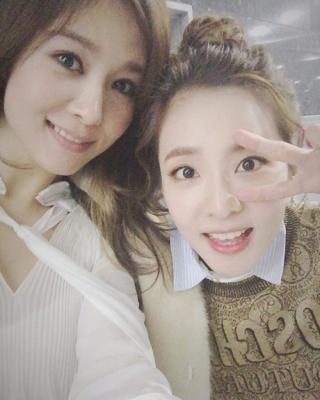 Sao Hàn 5/1: Sulli da trắng mịn, Jessica diện bikini khoe chân thon