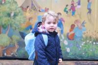 Hé lộ ảnh Hoàng tử bé George trong ngày đầu đi nhà trẻ