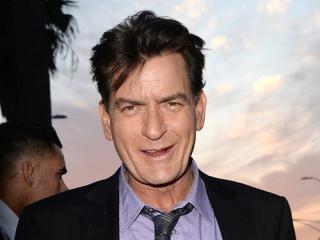 Charlie Sheen ngừng điều trị HIV, bệnh trở nặng