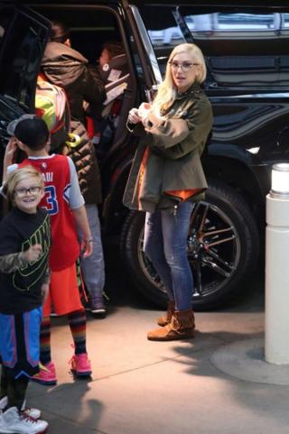 Bắt gặp Blake Shelton đưa con của Gwen Stefani đi chơi
