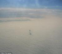 Hành khách trên máy bay bất ngờ chụp được ảnh robot khổng lồ đi trên mây