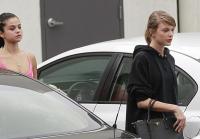 Selena và Taylor Swift mặt mộc xinh đẹp đi tập gym