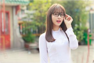 Hotgirl Việt đọ vẻ tươi trẻ trong tà áo dài trắng