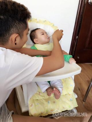 Phan Hiển cẩn thận cho con trai ăn dặm ngày đầu tiên
