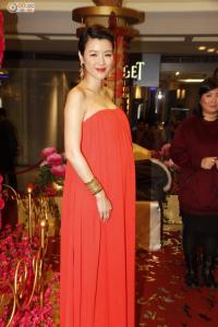 Hoa hậu Hong Kong bầu 6 tháng vẫn đi giày cao chót vót