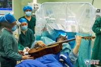 Người đàn ông vừa phẫu thuật não vừa chơi ghi ta