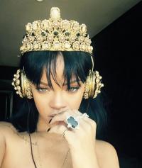 Rihanna khoe album mới cùng chiếc tai nghe vương miện của Dolce & Gabbana