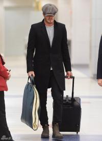 David Beckham rầu rĩ, né tránh ống kính phóng viên ở sân bay
