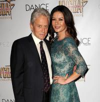 Sau sóng gió, tình yêu của Michael Douglas và Catherine Zeta-Jones mạnh mẽ hơn