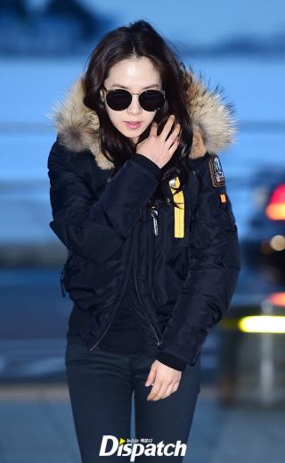 Song Ji Hyo xinh đẹp không tì vết, đọ sắc cùng dàn mỹ nhân SNSD tại sân bay