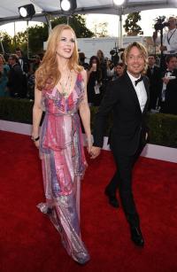 Vợ chồng Nicole Kidman không ngừng âu yếm trên thảm đỏ