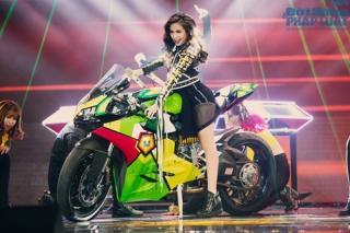 Hoàng Thùy Linh mang motor  khủng  lên sân khấu The remix