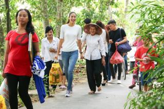 Cử chỉ ân cần, ấm áp của HH Phạm Hương với cụ già trong chuyến từ thiện