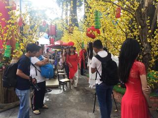 Thiếu nữ Sài thành đổ xô chụp ảnh tết bên hoa mai