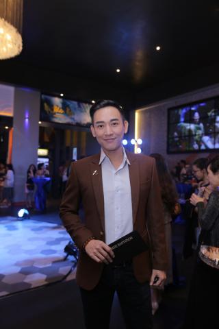  Soái ca  Hứa Vĩ Văn đơn giản vẫn đẹp trai, Andrea mặc kín dự họp báo