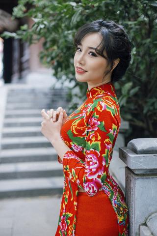  Hot girl Ngoại thương  Ngân Búng đằm thắm áo dài đi lễ chùa