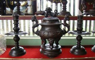 Bài trí bàn thờ gia tiên ngày Tết thế nào cho đúng?
