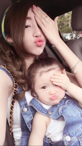 Cadie đáng yêu khi bắt chước hành động của mẹ Elly Trần