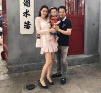 Con gái Trang Nhung cười tít mắt khi được đi chơi Tết