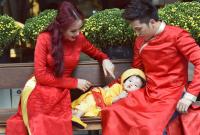 Con trai 1 tuổi của Diễm Hương đáng yêu với áo dài, khăn đóng