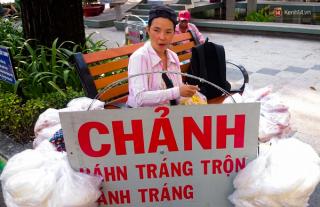 Chị bán bánh tráng trộn được yêu thích nhất ở hồ Con Rùa:  CHẢNH nhưng cực dễ thương!