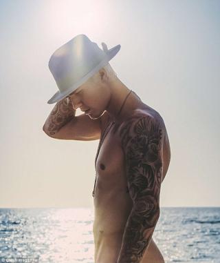 Justin Bieber chụp ảnh cực gợi cảm bên biển