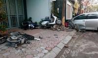 Camry đâm nhiều xe máy, 2 người tử vong ở Hà Nội