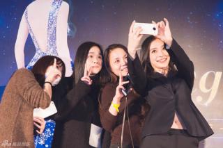 Angelababy hạnh phúc đón sinh nhật bên người hâm mộ