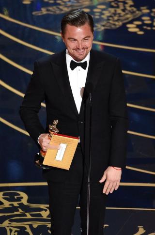 Leonardo DiCaprio bị nghi giơ ngón giữa với Viện Hàn Lâm sau 4 lần hụt giải