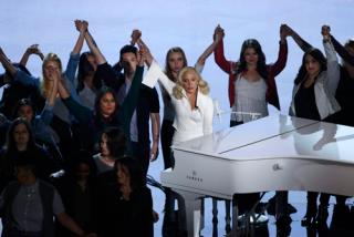 Lady Gaga giấu gia đình chuyện bị cưỡng dâm ở tuổi teen
