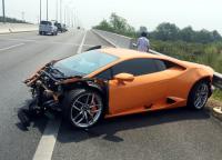 Siêu xe Lamborghini tự đâm nát đầu ở cao tốc Long Thành