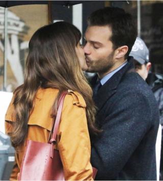 Cảnh khóa môi nóng bỏng trong  Fifty Shades Darker 