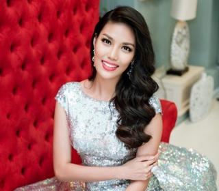 Lan Khuê  đá  bạn học cùng lớp đúng ngày 8/3