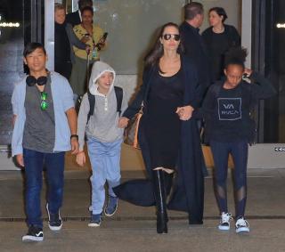 Pax Thiên chững chạc bên mẹ Angelina Jolie
