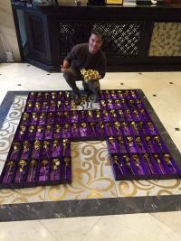 Đàm Vĩnh Hưng mua 200 bông hồng bằng vàng tặng fan nữ