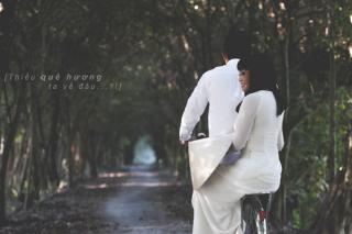 Phương Thanh dang nắng chụp ảnh quảng bá nông thôn