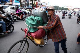 8/3 ở đâu không biết, với những phụ nữ này, đó vẫn chỉ là 1 ngày kiếm sống bình thường...