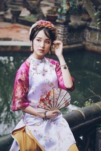 Á khôi du học sinh Việt diện áo dài cách tân đẹp hút mắt