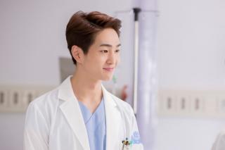 Onew (SHINee) được khen diễn hay trong ‘Hậu duệ mặt trời’