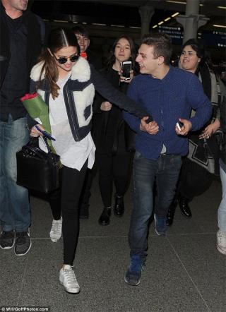 Selena Gomez bị fan nam cuồng ôm hôn, nắm tay