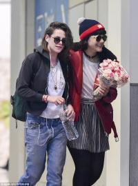 Kristen Stewart được  bạn gái tin đồn  mua hoa đón ở sân bay