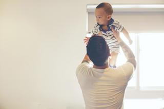Lê Hoàng The Men chăm sóc con trai khi vợ vắng nhà
