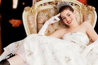 Anne Hathaway quay lại làm công chúa trong  Princess Diaries 3 