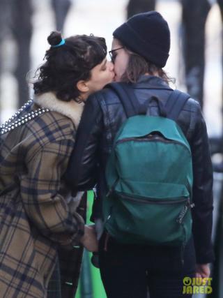 Kristen Stewart công khai hôn môi người yêu đồng giới