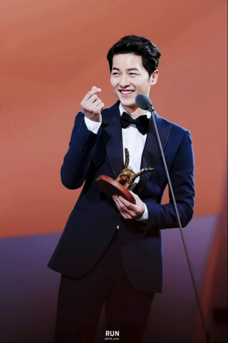  Hậu Duệ Mặt Trời  sốt sình sịch, Song Joong Ki ngỡ như là mơ