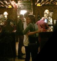 Miranda Kerr ôm siết bạn trai tỷ phú trong quán